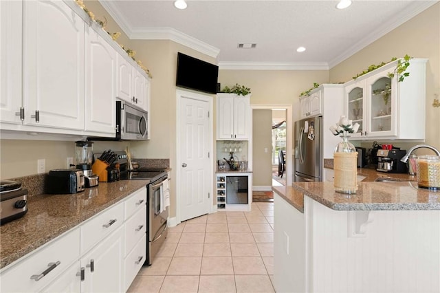 106 Hickory Pne, Brunswick, GA 31523 - kitchen featuring stainless steel appliances, a sink, stone counters, a peninsula, and recessed lighting