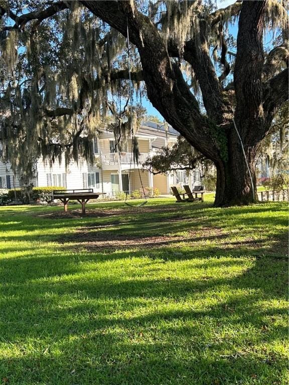 view of property's community featuring a yard