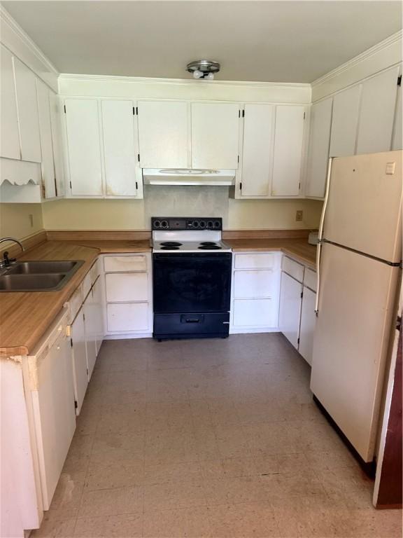 125 Turkey Rdg, Nahunta, GA 31553 - kitchen featuring white appliances, under cabinet range hood, white cabinetry, and light flooring
