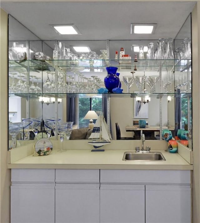 874 Wimbledon Dr, Saint Simons Island, GA 31522 - bar area featuring a sink