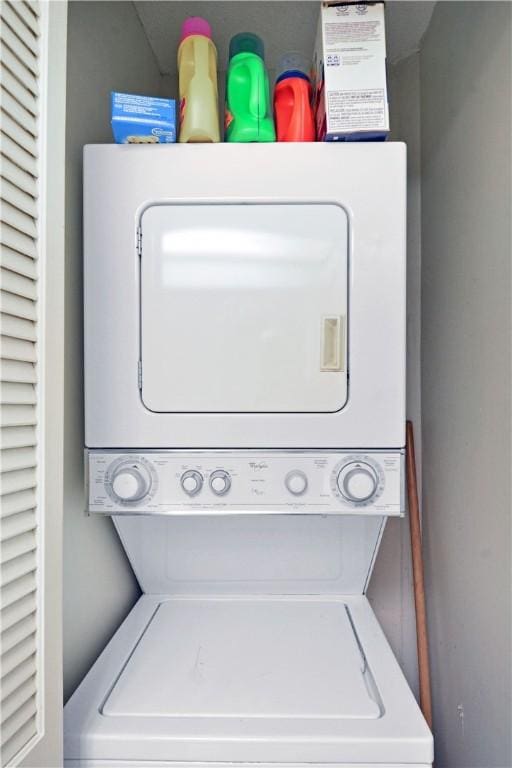 874 Wimbledon Dr, Saint Simons Island, GA 31522 - laundry room with stacked washer / dryer