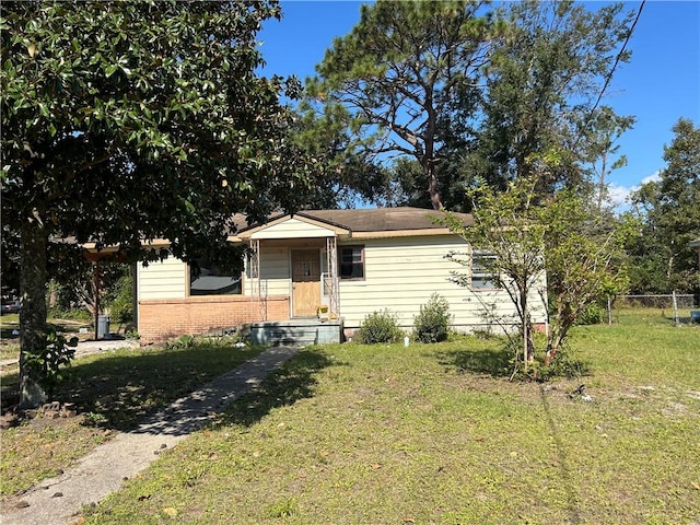 view of front of home featuring a front yard