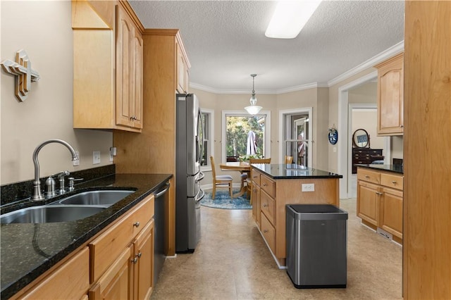 kitchen with sink, crown molding, appliances with stainless steel finishes, and a kitchen island