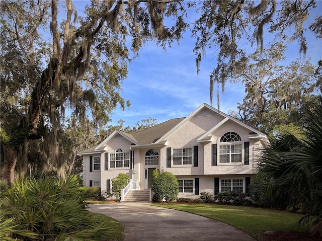 split foyer home featuring a front lawn