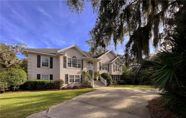 view of front of property featuring a front yard