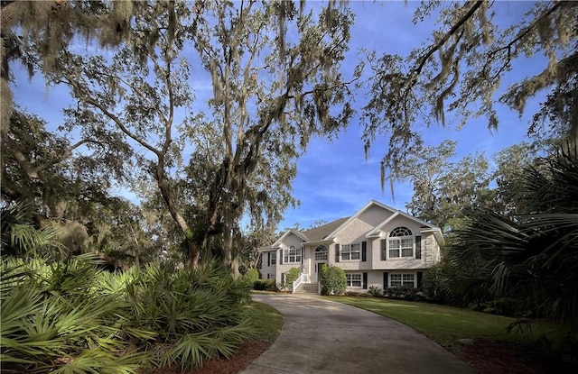 view of front facade with a front yard