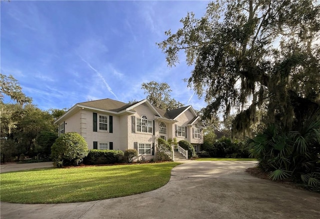 view of front of house with a front lawn