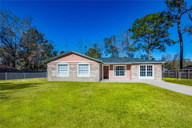 single story home with a front yard