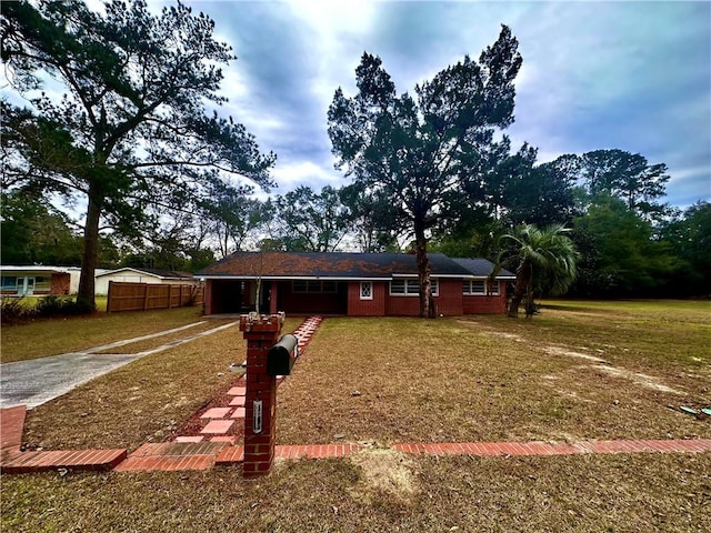 view of front facade with a front yard