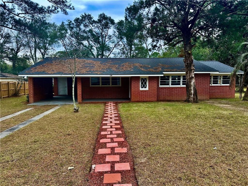 view of front of property featuring a carport and a front yard