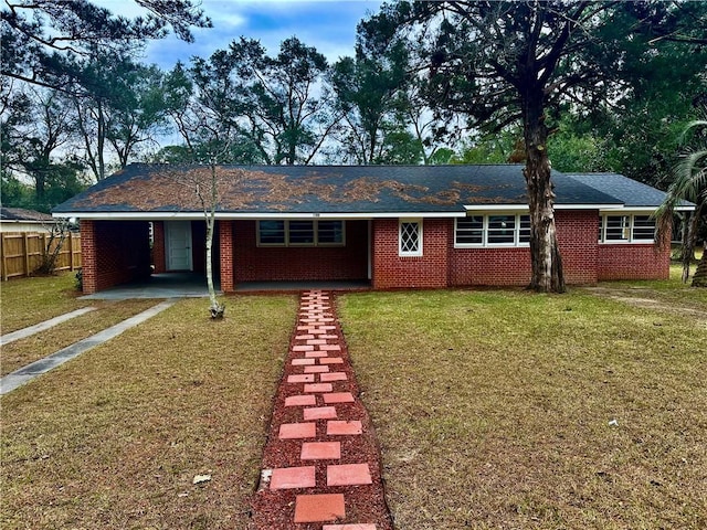 view of front of property featuring a carport and a front yard