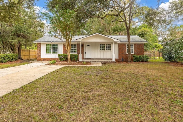 single story home featuring a porch and a front lawn