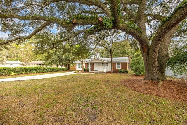 single story home with a front yard