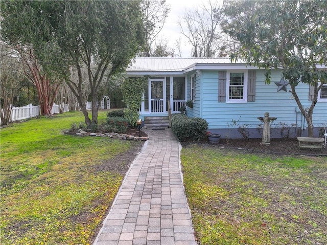 view of front of home featuring a front lawn