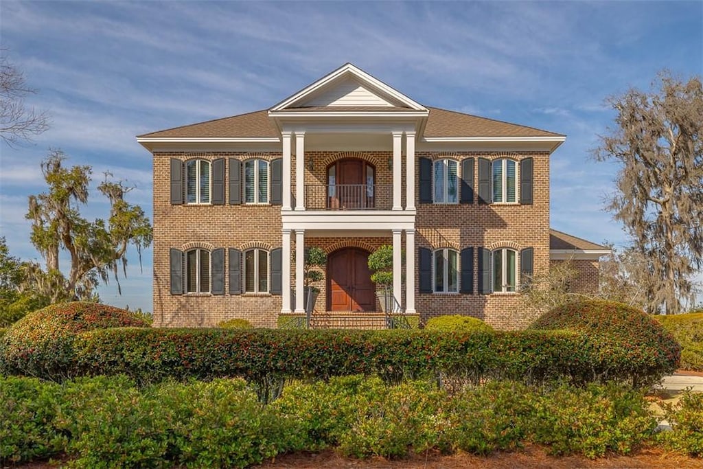 925 Champney, Saint Simons Island, GA 31522 - neoclassical / greek revival house featuring a balcony