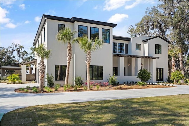 view of front of home featuring a front lawn