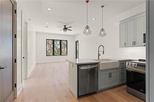 kitchen with gray cabinetry, sink, ceiling fan, light hardwood / wood-style floors, and stainless steel appliances