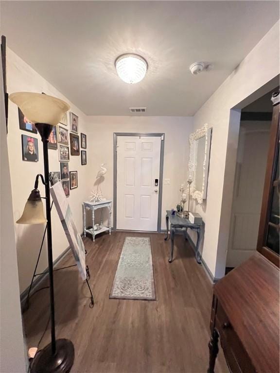 10003 Woodland Cv, Brunswick, GA 31525 - entryway featuring wood finished floors and baseboards