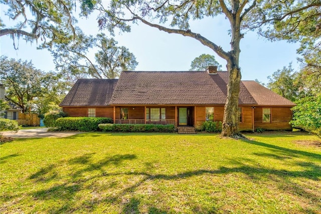 view of front of property featuring a porch and a front yard