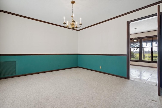 empty room with light carpet, ornamental molding, and an inviting chandelier