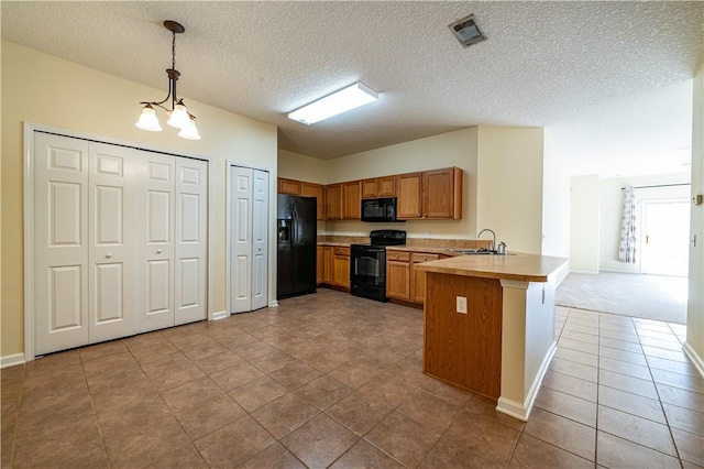 kitchen with sink, a breakfast bar, hanging light fixtures, black appliances, and kitchen peninsula