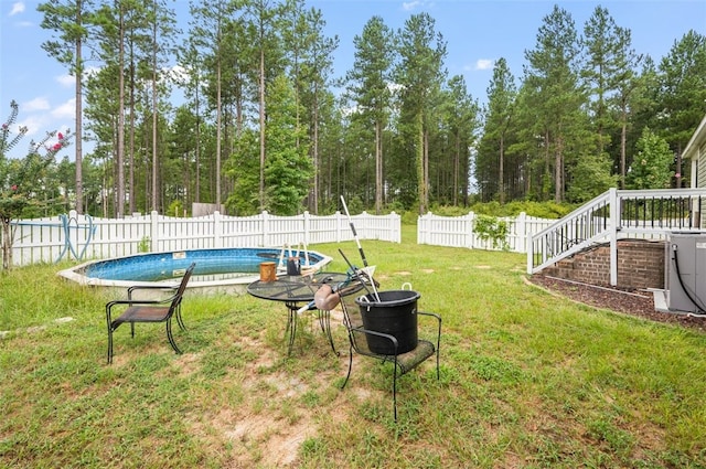 view of yard featuring a fenced in pool