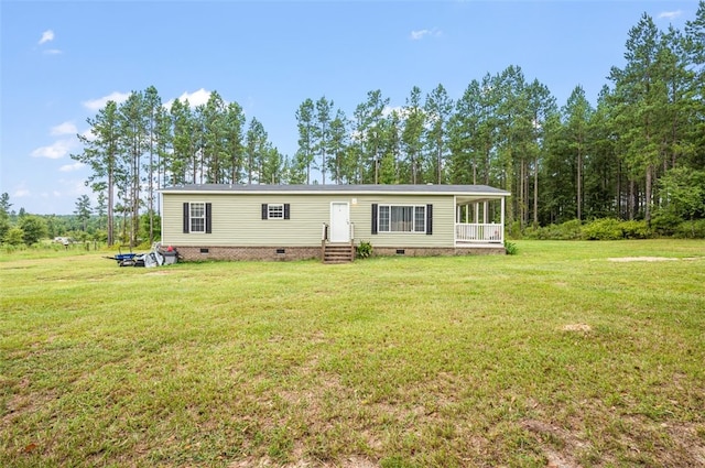 manufactured / mobile home featuring a front lawn