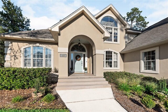 view of front facade with a front lawn