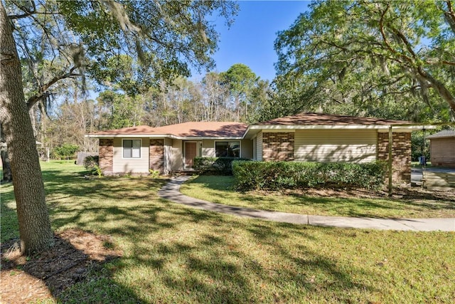 single story home featuring a front lawn