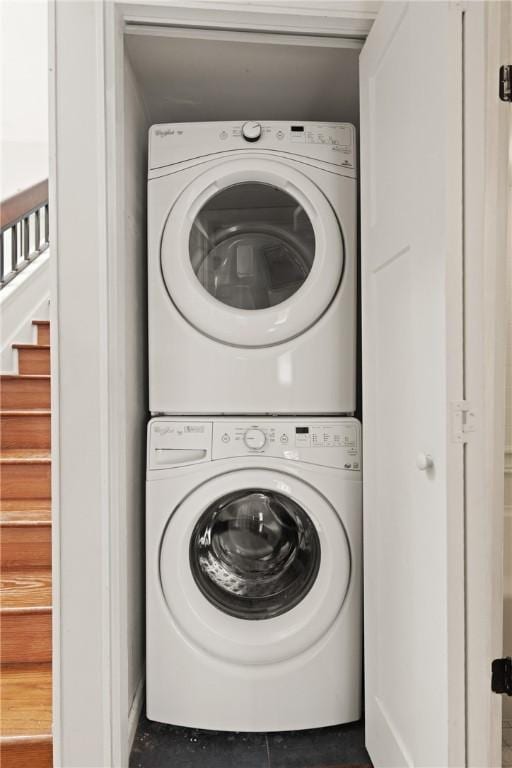 893 Wimbledon Dr, Saint Simons Island, GA 31522 - laundry area featuring estacked washer and dryer