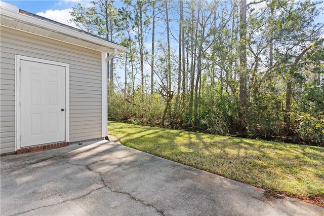 view of yard with a patio area