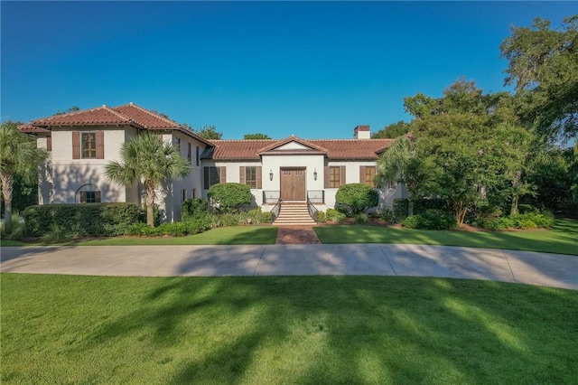 view of front of home featuring a front yard