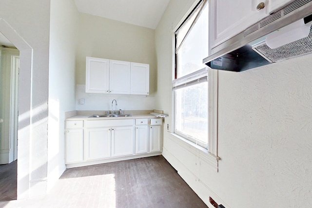 415 Dewey St, Waycross, GA 31501 - kitchen featuring under cabinet range hood, light wood-style floors, and white cabinets