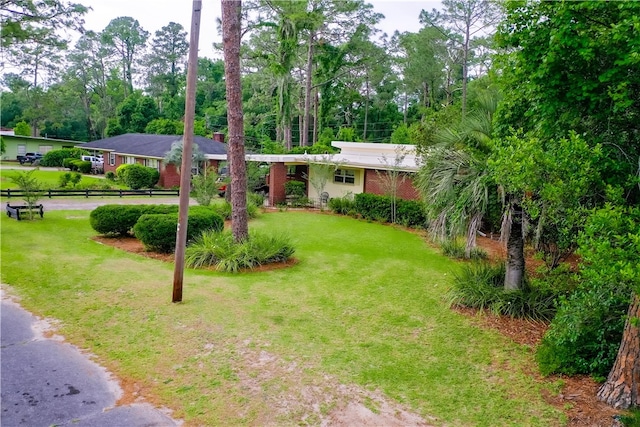 view of front of property featuring view of wooded area