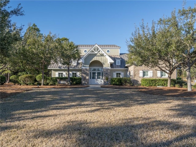 view of front of house featuring a front lawn