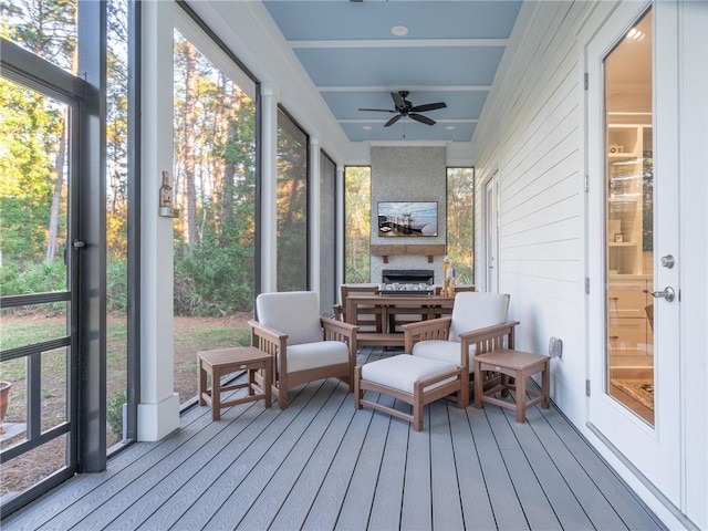 sunroom with ceiling fan