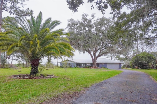 view of front of home featuring a front yard