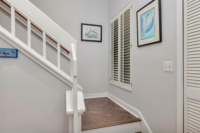 899 Wimbledon Dr, Saint Simons Island, GA 31522 - staircase with baseboards