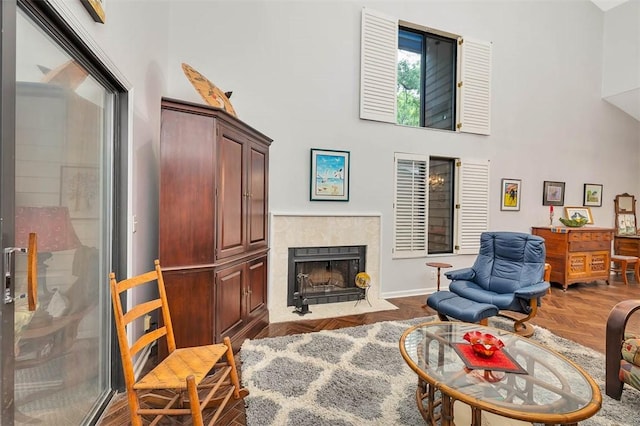 899 Wimbledon Dr, Saint Simons Island, GA 31522 - living room featuring a high ceiling, baseboards, and a fireplace