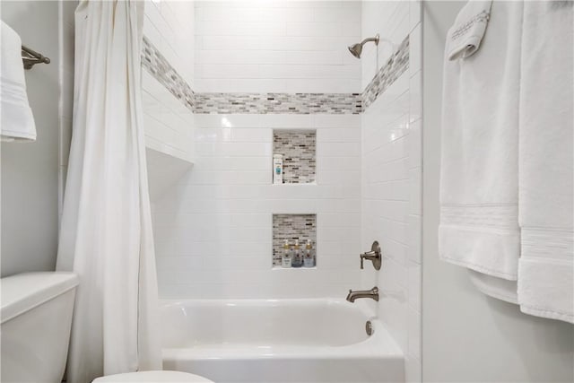 full bathroom featuring toilet and shower / tub combo with curtain