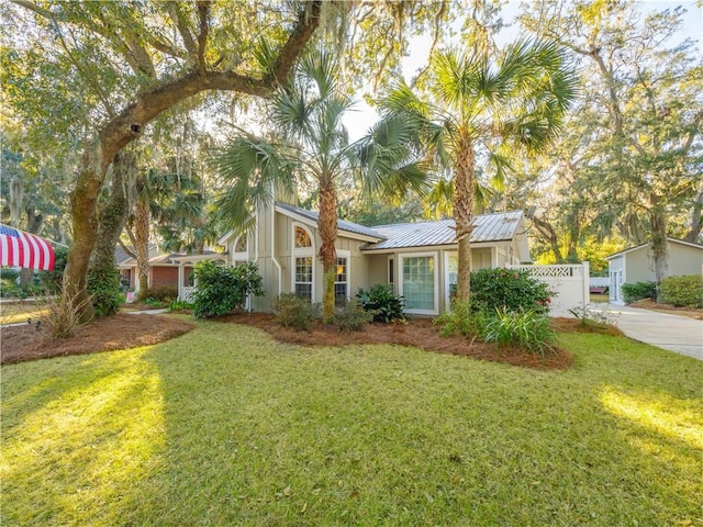 view of front of home featuring a front lawn