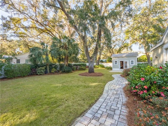 view of yard with an outdoor structure