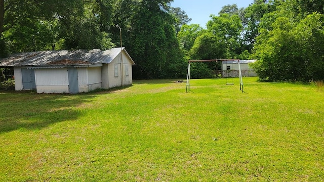 view of yard featuring an outbuilding