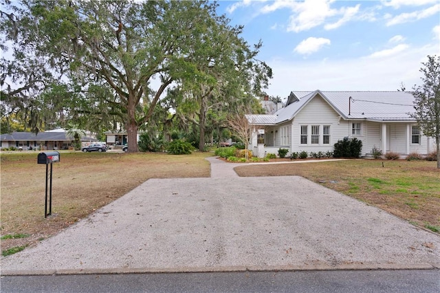 view of front facade featuring a front yard