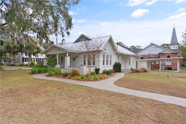 view of front of home featuring a front lawn