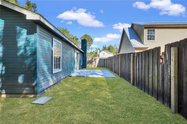 view of yard featuring a patio