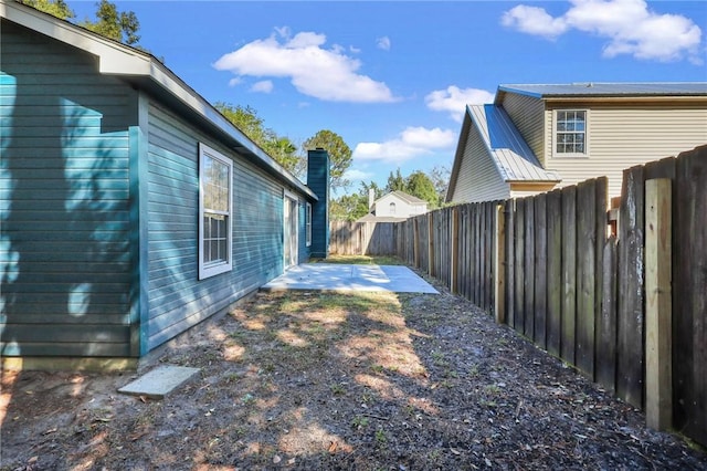 view of yard featuring a patio