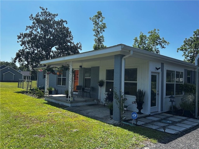 604 E Waring St, Waycross, GA 31501 - view of front of house featuring a porch and a front yard
