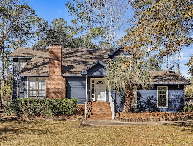 view of front of property featuring a front yard