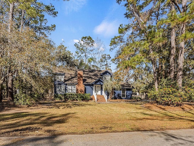 view of front facade featuring a front yard